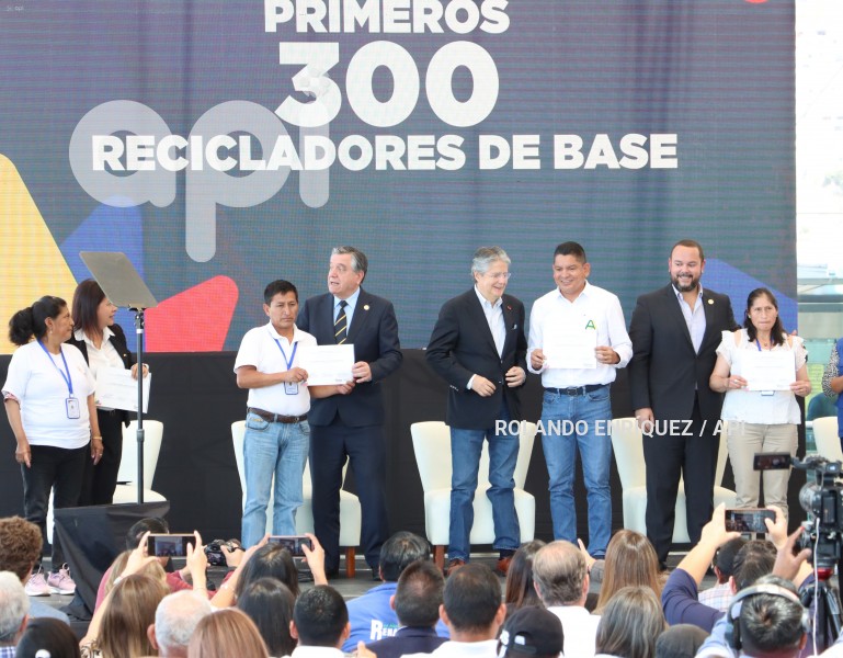 PRESIDENTE-LASSO-ENTREGA-CERTIFICADOS-RECICLADORES