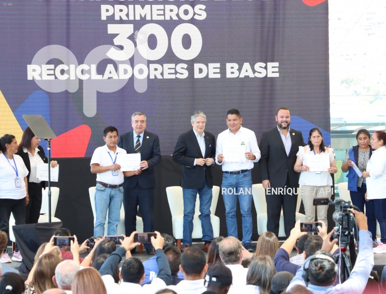PRESIDENTE-LASSO-ENTREGA-CERTIFICADOS-RECICLADORES