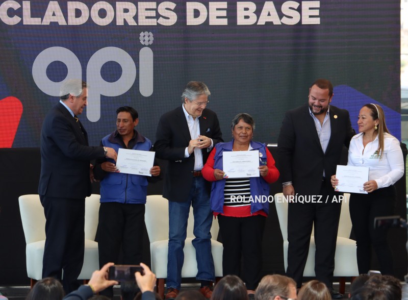 PRESIDENTE-LASSO-ENTREGA-CERTIFICADOS-RECICLADORES