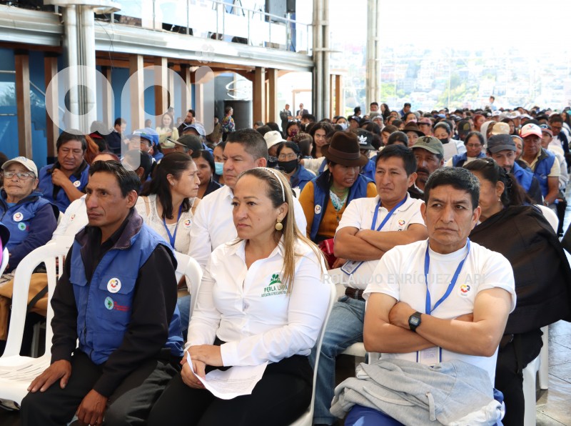 PRESIDENTE-LASSO-ENTREGA-CERTIFICADOS-RECICLADORES