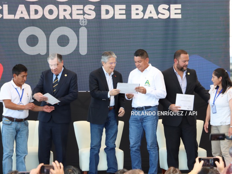 PRESIDENTE-LASSO-ENTREGA-CERTIFICADOS-RECICLADORES