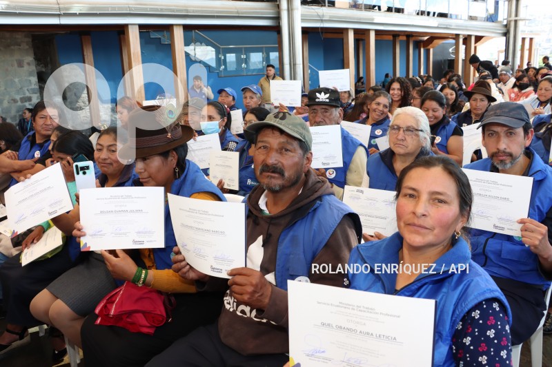 PRESIDENTE-LASSO-ENTREGA-CERTIFICADOS-RECICLADORES