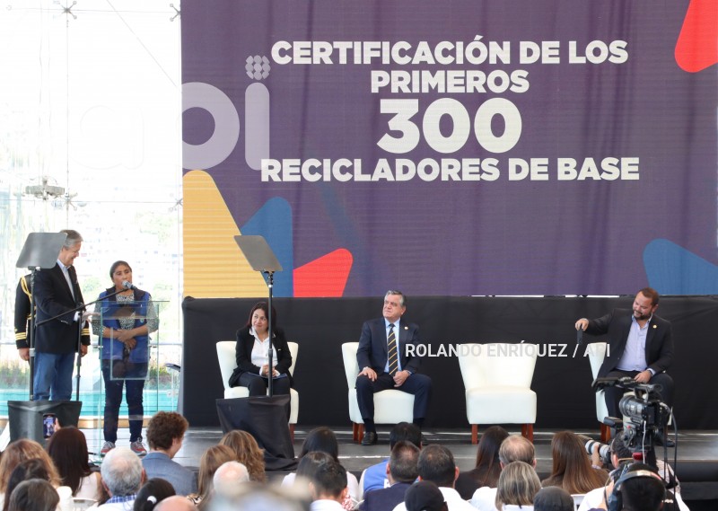 PRESIDENTE-LASSO-ENTREGA-CERTIFICADOS-RECICLADORES