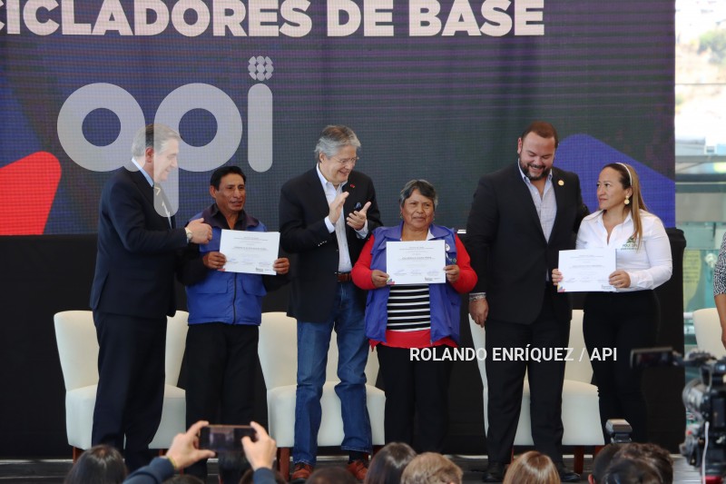 PRESIDENTE-LASSO-ENTREGA-CERTIFICADOS-RECICLADORES