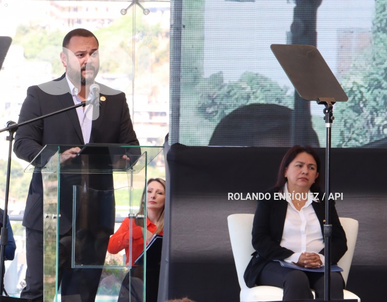 PRESIDENTE-LASSO-ENTREGA-CERTIFICADOS-RECICLADORES