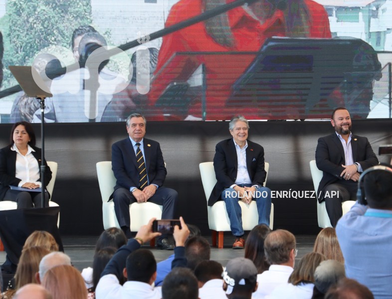 PRESIDENTE-LASSO-ENTREGA-CERTIFICADOS-RECICLADORES