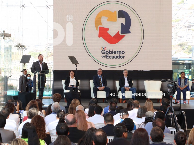 PRESIDENTE-LASSO-ENTREGA-CERTIFICADOS-RECICLADORES