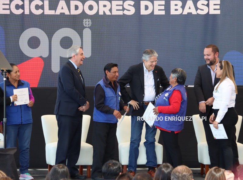 PRESIDENTE-LASSO-ENTREGA-CERTIFICADOS-RECICLADORES