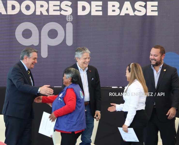 PRESIDENTE-LASSO-ENTREGA-CERTIFICADOS-RECICLADORES