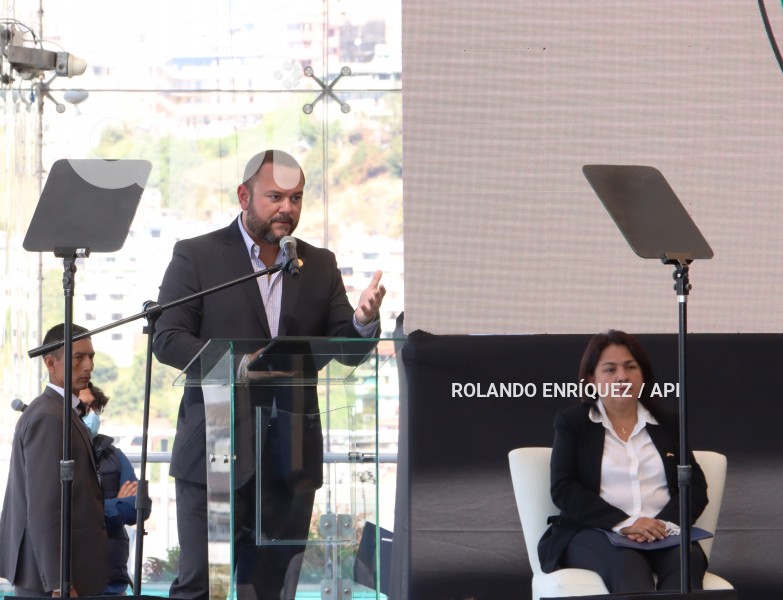 PRESIDENTE-LASSO-ENTREGA-CERTIFICADOS-RECICLADORES