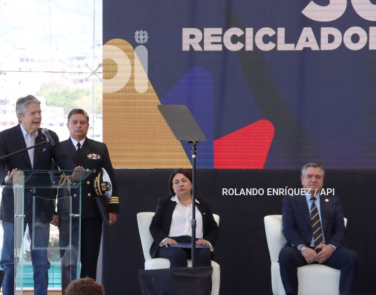 PRESIDENTE-LASSO-ENTREGA-CERTIFICADOS-RECICLADORES