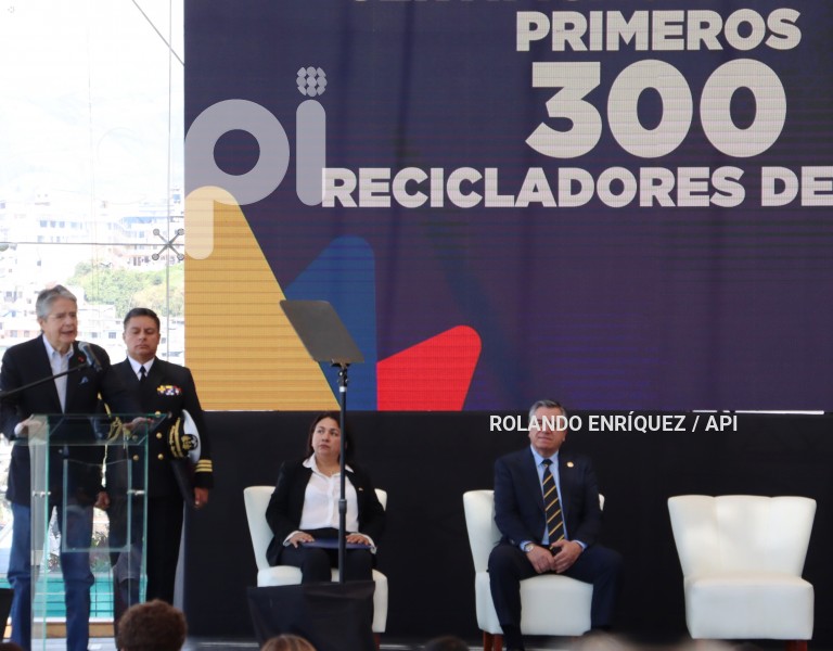 PRESIDENTE-LASSO-ENTREGA-CERTIFICADOS-RECICLADORES