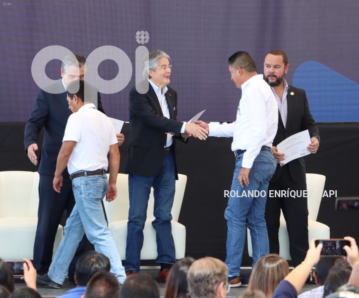 PRESIDENTE-LASSO-ENTREGA-CERTIFICADOS-RECICLADORES