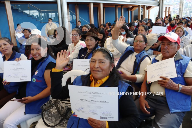 PRESIDENTE-LASSO-ENTREGA-CERTIFICADOS-RECICLADORES
