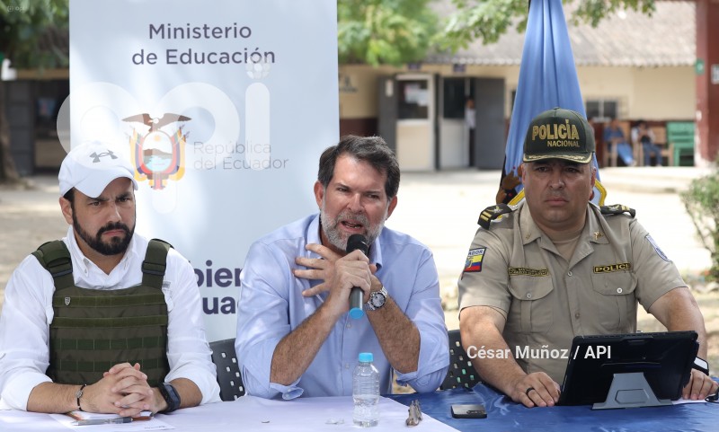 GYE-AUTORIDADES SEGURIDAD ESCUELAS