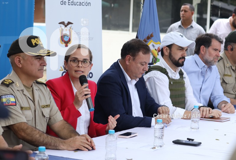 GYE-AUTORIDADES SEGURIDAD ESCUELAS