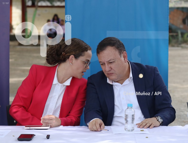 GYE-AUTORIDADES SEGURIDAD ESCUELAS