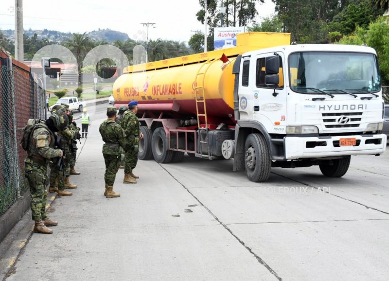 CUENCA-PROTESTA-ESFERAS-PETROECUADOR