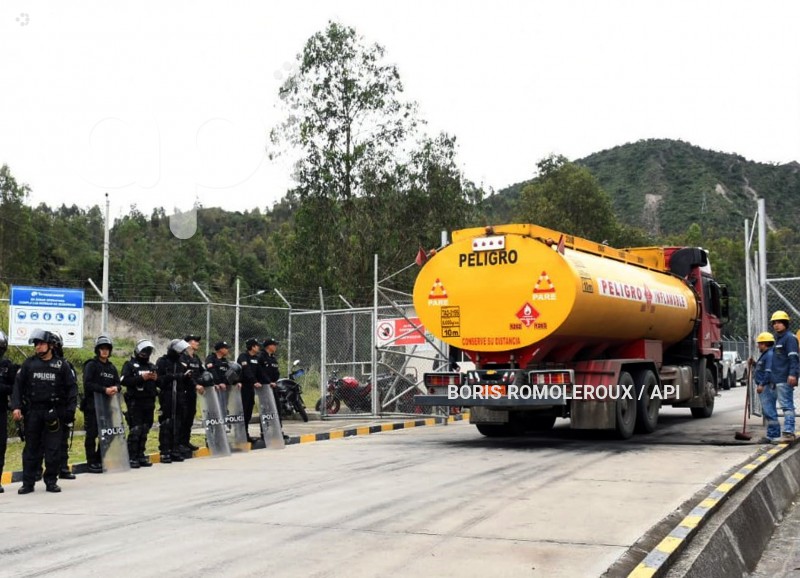 CUENCA-PROTESTA-ESFERAS-PETROECUADOR