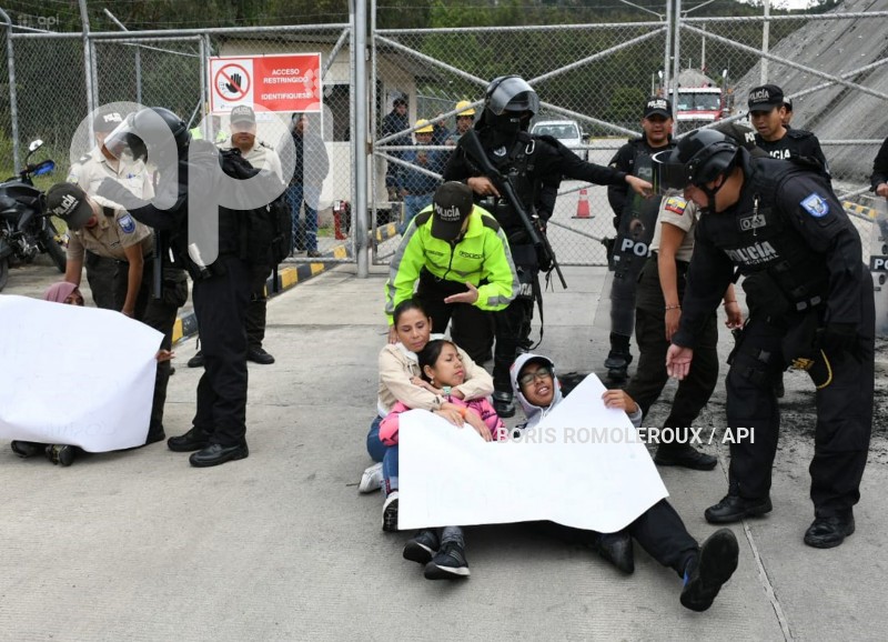 CUENCA-PROTESTA-ESFERAS-PETROECUADOR