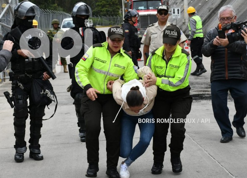 CUENCA-PROTESTA-ESFERAS-PETROECUADOR