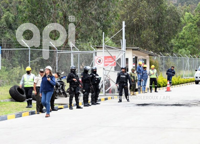 CUENCA-PROTESTA-ESFERAS-PETROECUADOR