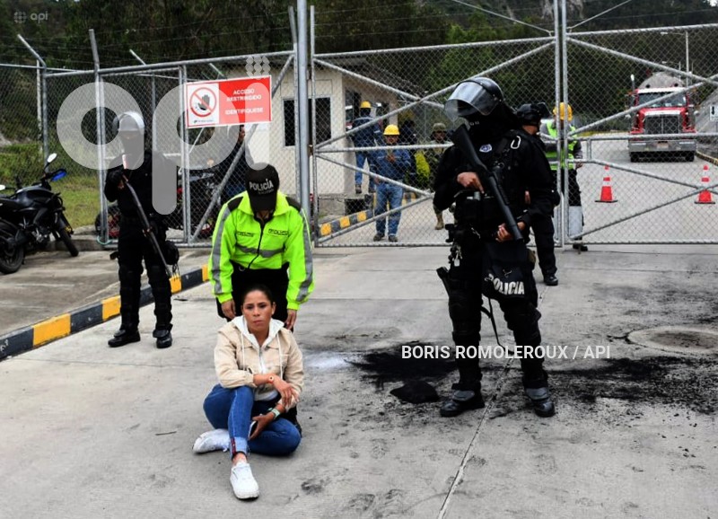 CUENCA-PROTESTA-ESFERAS-PETROECUADOR