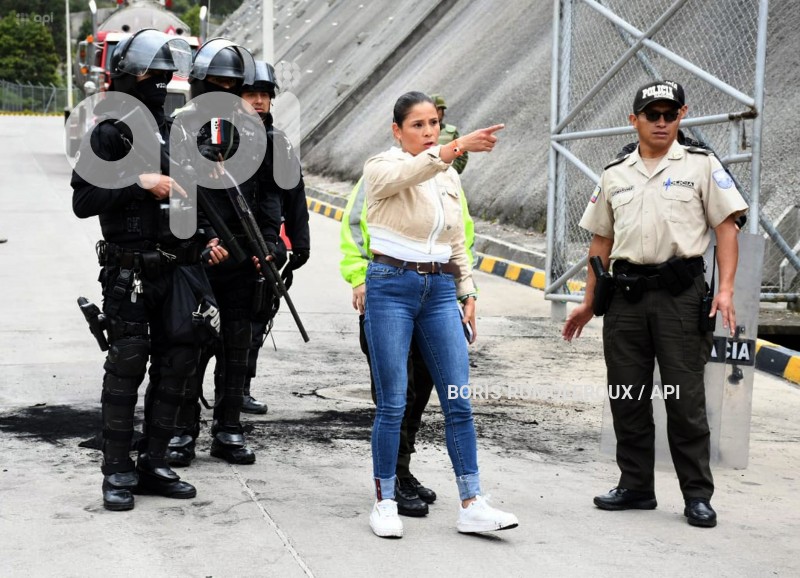 CUENCA-PROTESTA-ESFERAS-PETROECUADOR