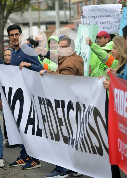 CUENCA-PLANTON CIUDADANO-RECHAZO FIDECOMISO
