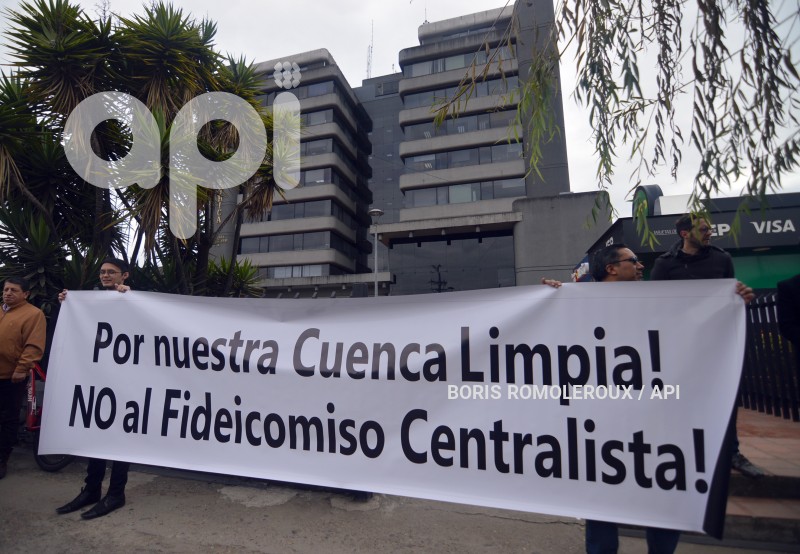 CUENCA-PLANTON CIUDADANO-RECHAZO FIDECOMISO