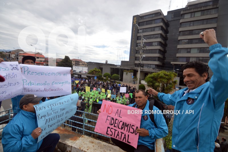 CUENCA-PLANTON CIUDADANO-RECHAZO FIDECOMISO