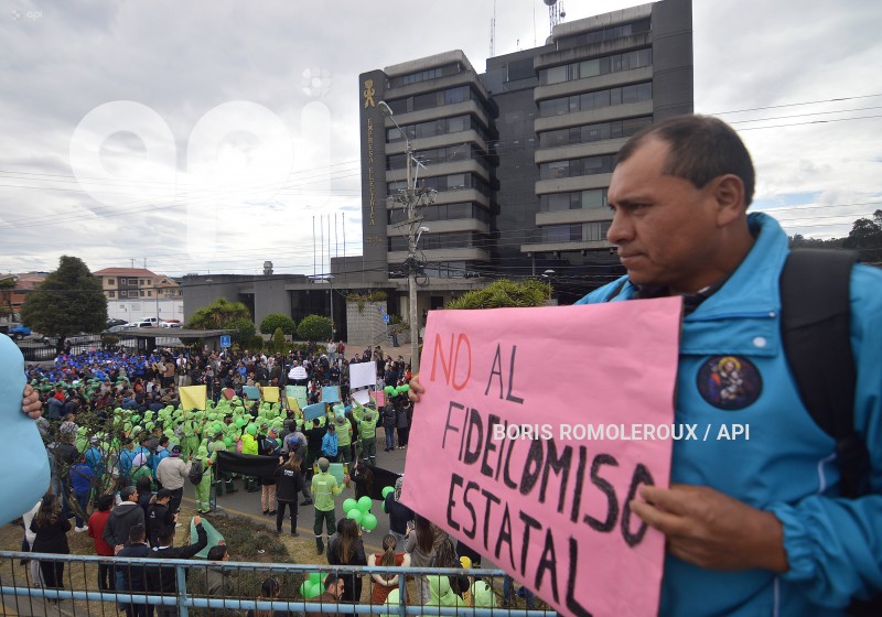 CUENCA-PLANTON CIUDADANO-RECHAZO FIDECOMISO
