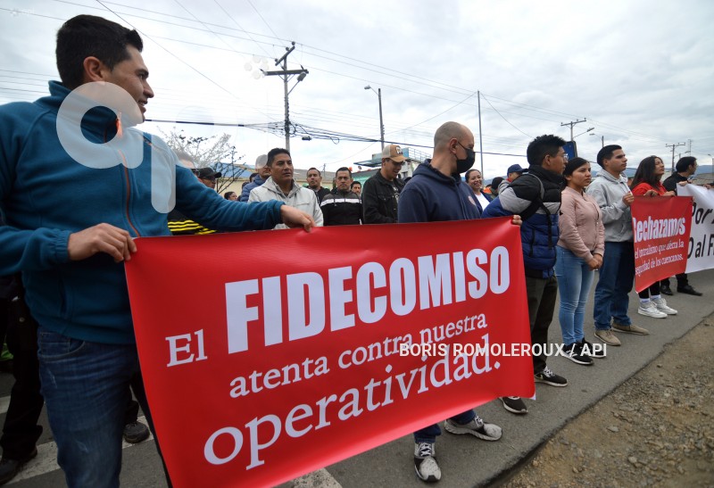 CUENCA-PLANTON CIUDADANO-RECHAZO FIDECOMISO