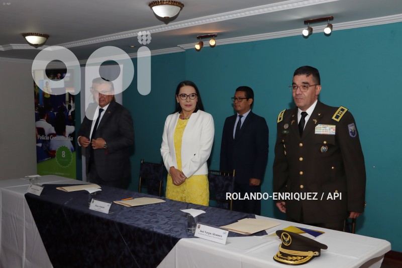 CNE-ENTREGA-CREDENCIALES-POLICIA