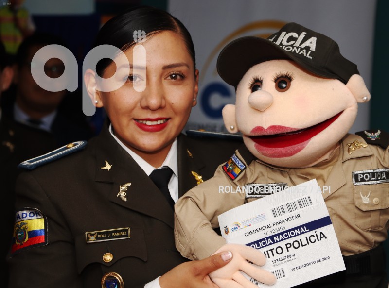 CNE-ENTREGA-CREDENCIALES-POLICIA
