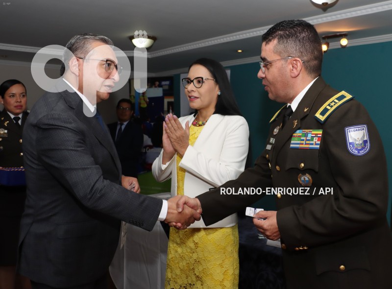 CNE-ENTREGA-CREDENCIALES-POLICIA