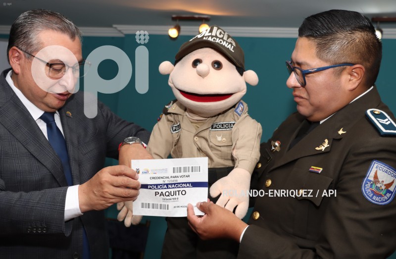 CNE-ENTREGA-CREDENCIALES-POLICIA