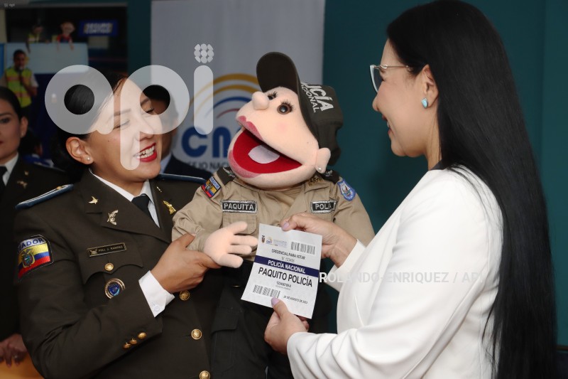 CNE-ENTREGA-CREDENCIALES-POLICIA