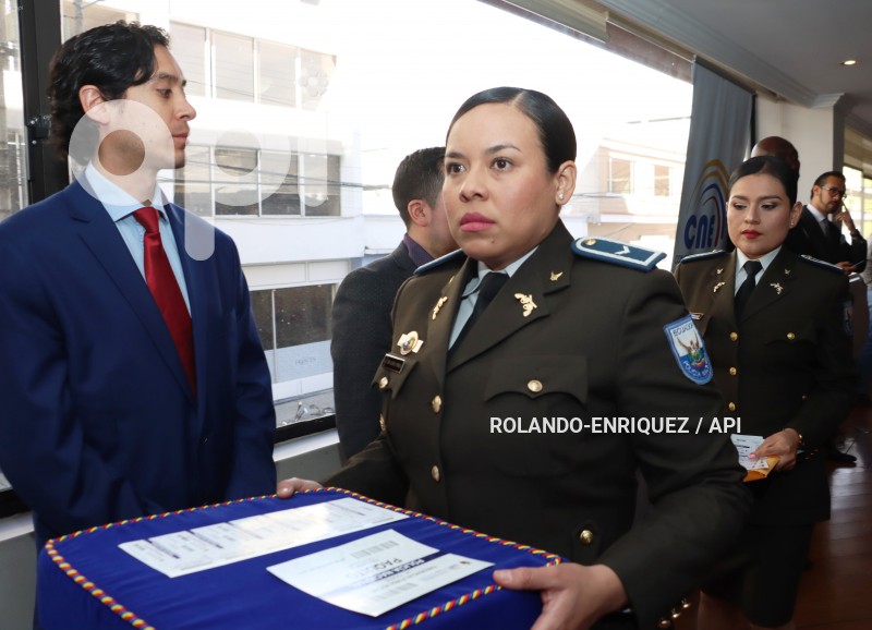 CNE-ENTREGA-CREDENCIALES-POLICIA