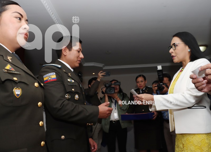 CNE-ENTREGA-CREDENCIALES-POLICIA