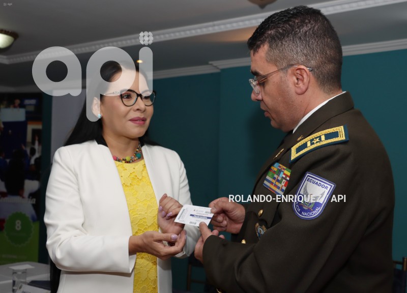 CNE-ENTREGA-CREDENCIALES-POLICIA