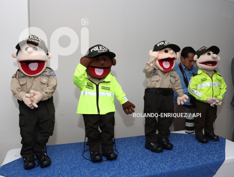 CNE-ENTREGA-CREDENCIALES-POLICIA
