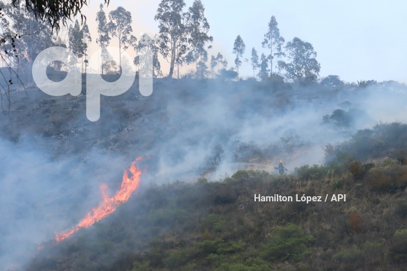 UIO-INCENDIO-CERRO-CASITAHUA