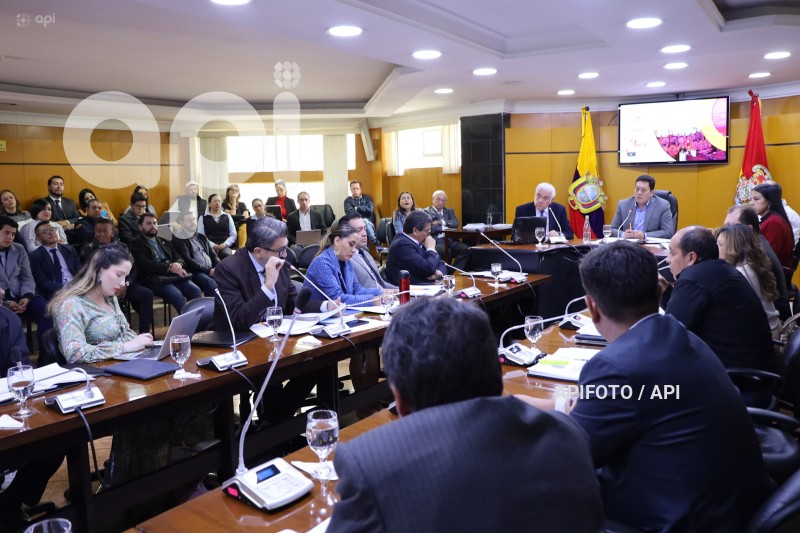 CUENCA-SESION DE CONCEJO CON MINISTRO ENERGIA