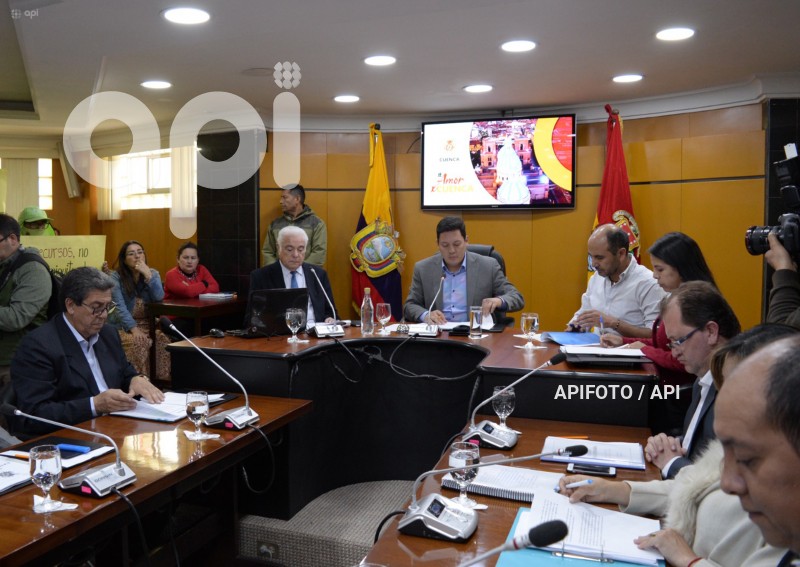CUENCA-SESION DE CONCEJO CON MINISTRO ENERGIA