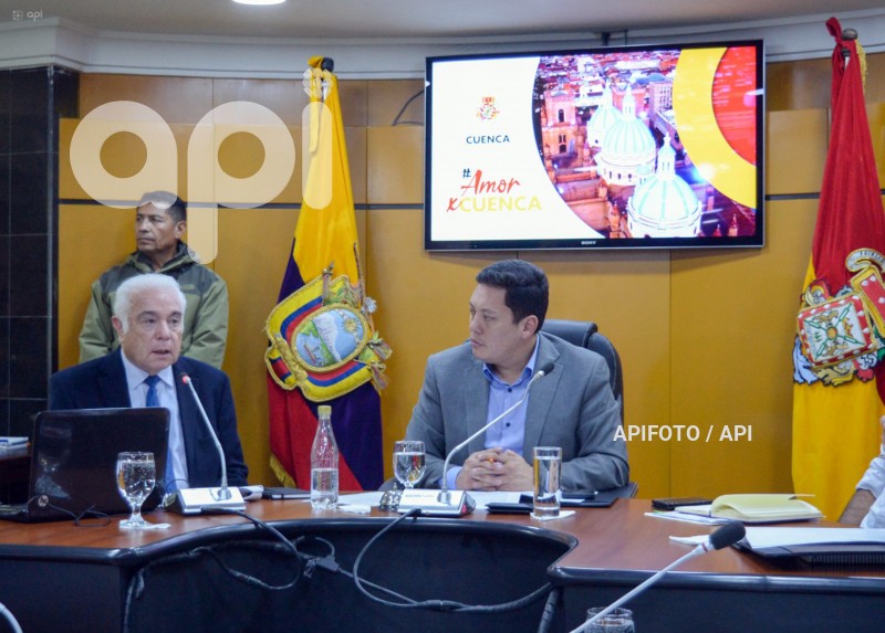 CUENCA-SESION DE CONCEJO CON MINISTRO ENERGIA