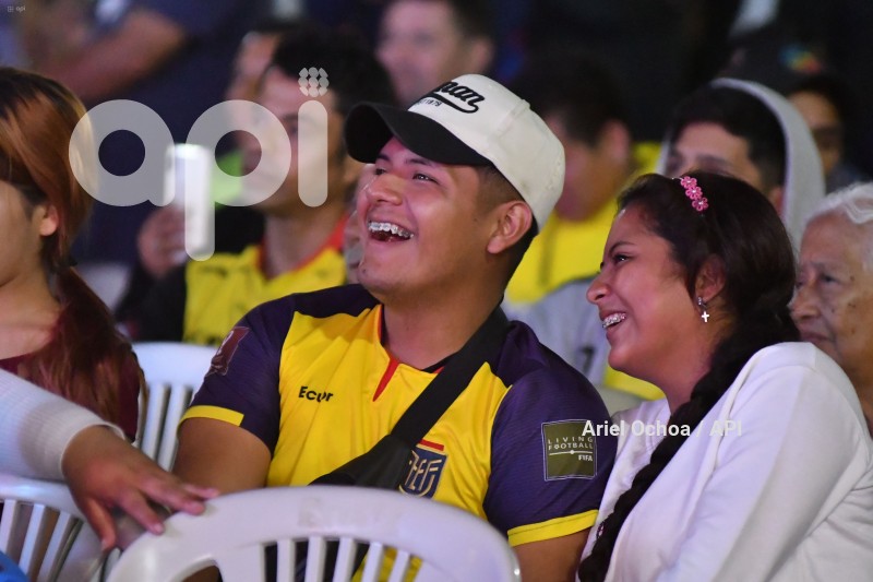 FBL-HINCHAS-REACCION-ARGENTINA-ECUADOR