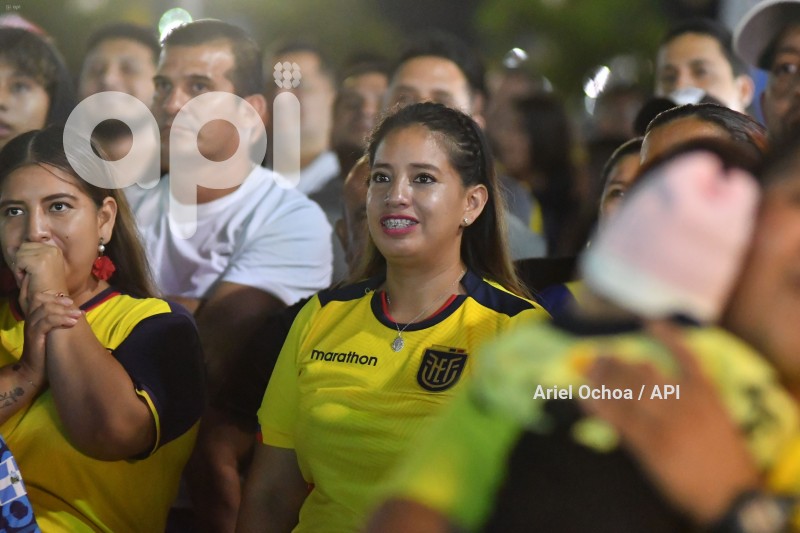 FBL-HINCHAS-REACCION-ARGENTINA-ECUADOR