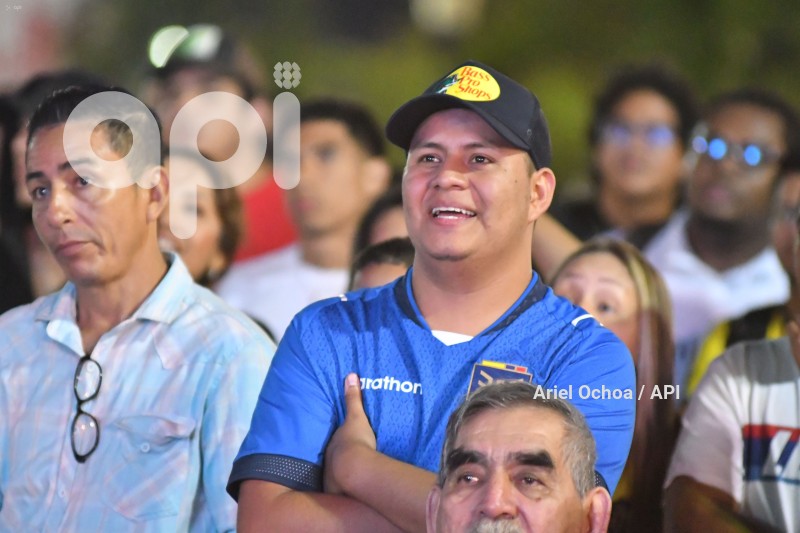 FBL-HINCHAS-REACCION-ARGENTINA-ECUADOR