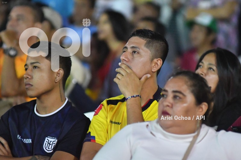FBL-HINCHAS-REACCION-ARGENTINA-ECUADOR